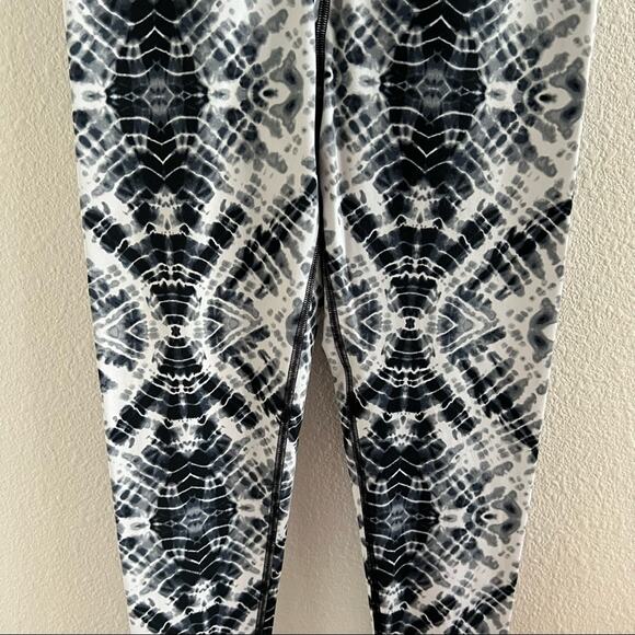 Victoria’s Secret Sport Knockout Tight Neutral Tie Dye Small - Picture 3 of 11